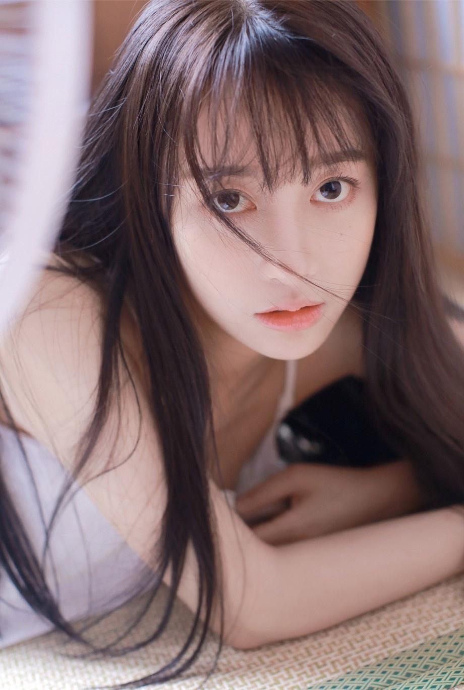 肤白胜雪白色吊带氧气型美女唯美清新家居性感写真