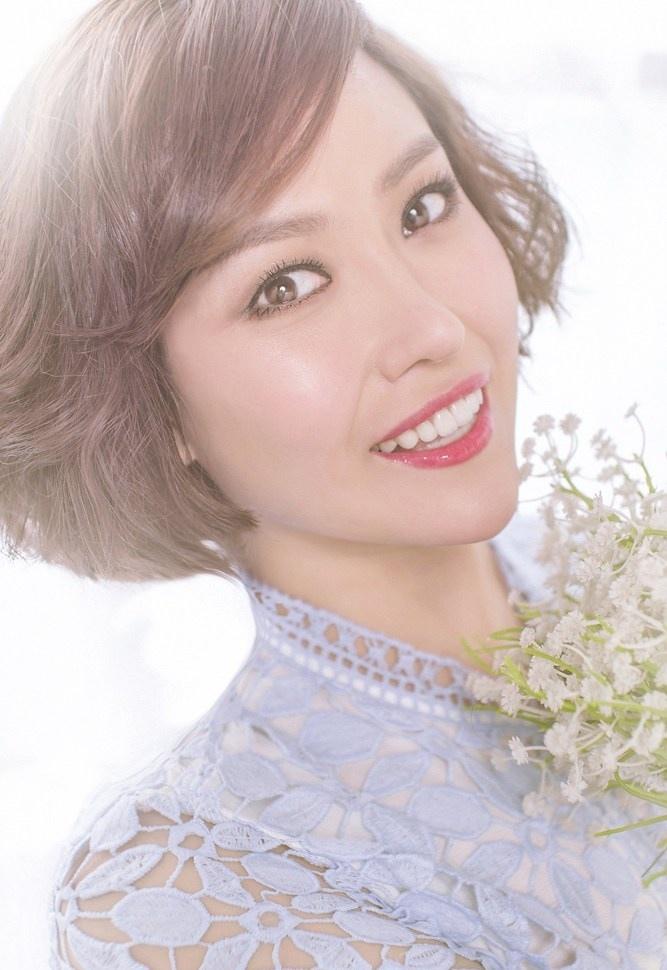 陈诗妮优雅温婉曝光春日写真