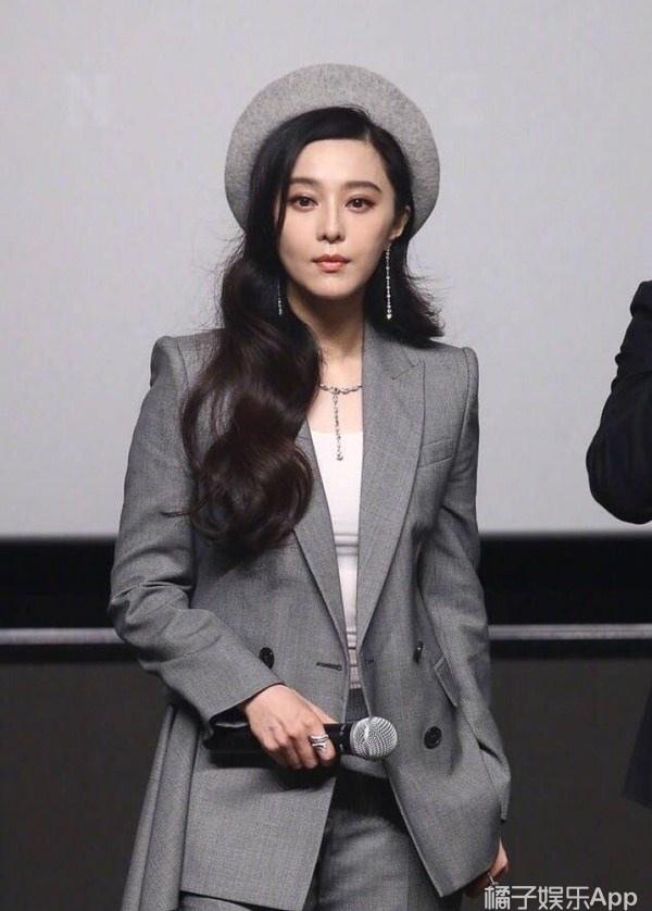 范冰冰头戴贝蕾帽一身帅气灰色西装亮相气场十足