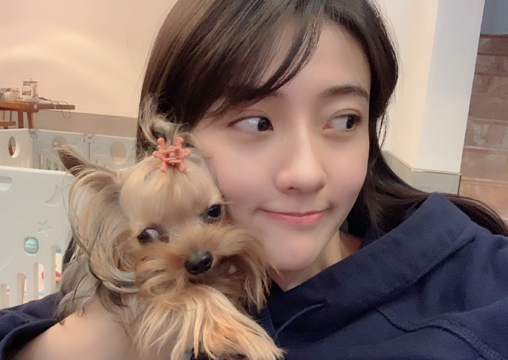 梁洁清新可爱俏皮自拍图片