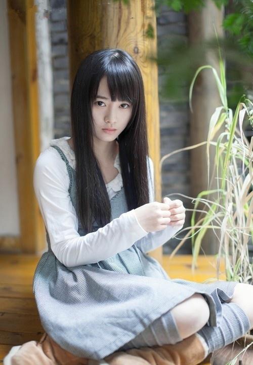 秋天阳光下的娇羞女生写真