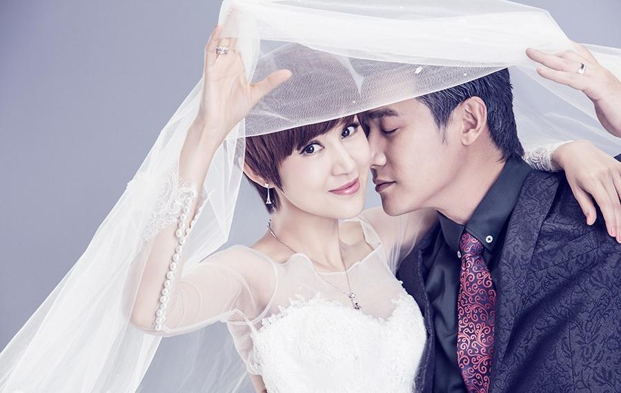 鲍蕾陆毅恩爱重新演绎浪漫温馨婚纱写真