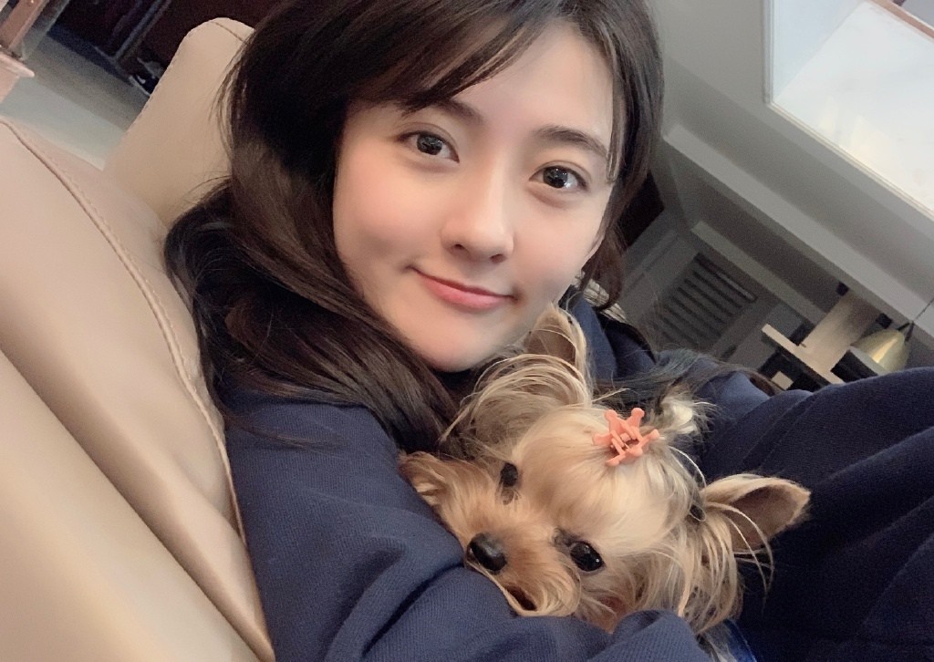 梁洁清新可爱俏皮自拍图片