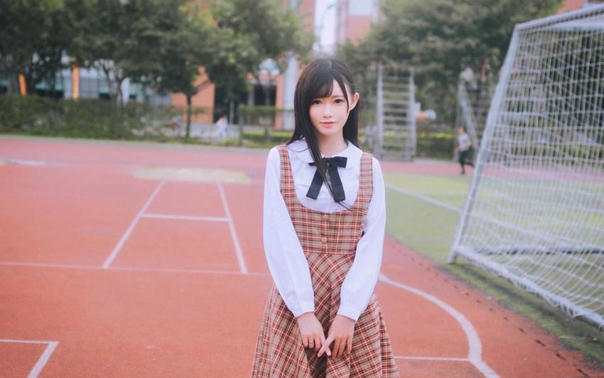 塑胶跑道上的性感学生妹楚楚动人