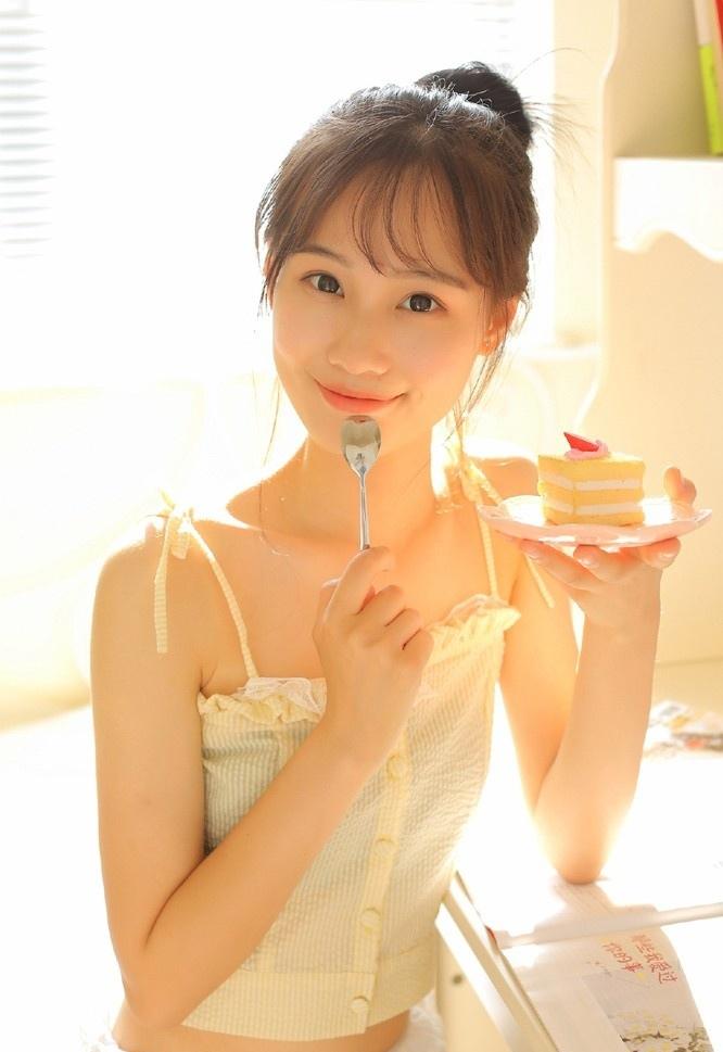 青春美少女蕾丝吊带酥胸诱惑修长美腿气质性感写真