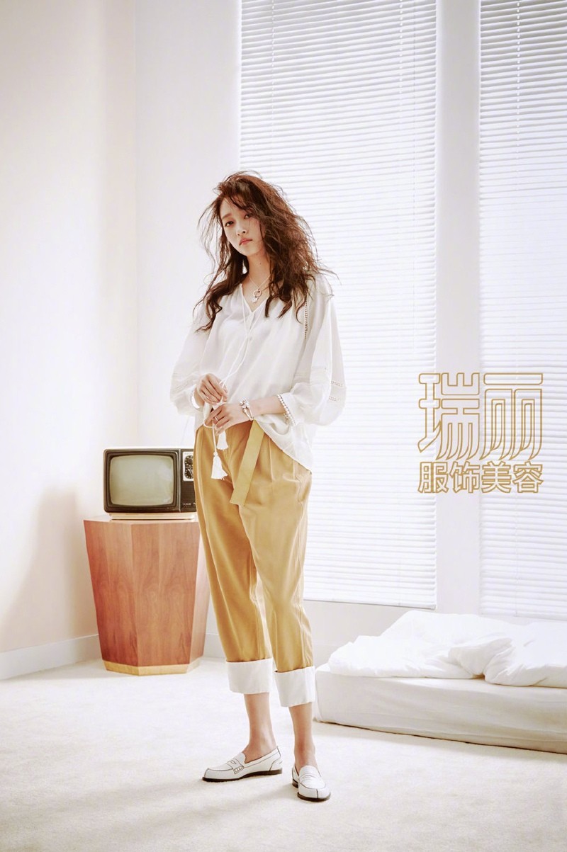 关晓彤时尚慵懒写真图片