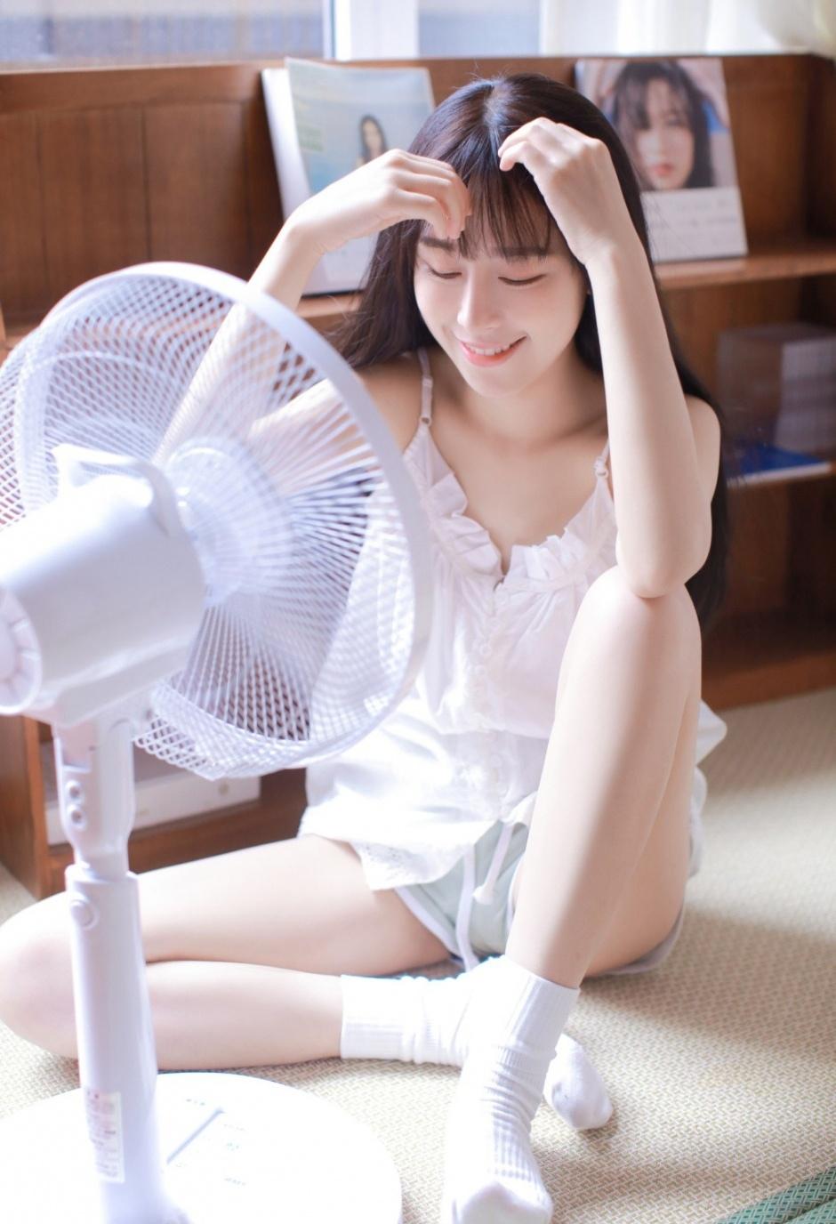 肤白胜雪白色吊带氧气型美女唯美清新家居性感写真