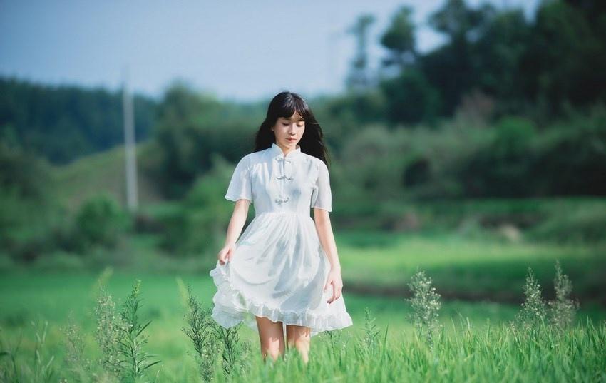 白裙性感萌妹邀你一起去乡下度假
