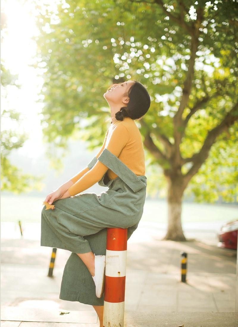 清新时尚美女户外自然随性笑容唯美时尚写真