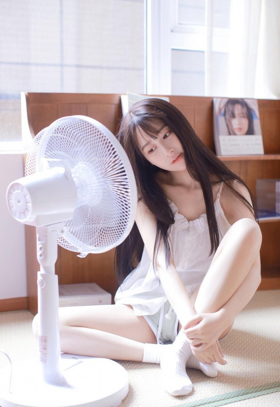 肤白胜雪白色吊带氧气型美女唯美清新家居性感写真