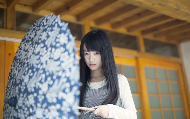 秋天阳光下的娇羞女生写真