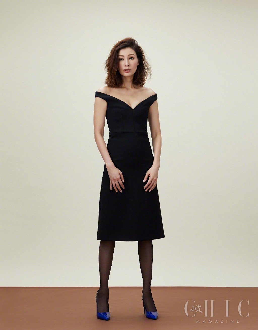 李嘉欣红色紧身皮大衣性感优雅成熟时尚写真