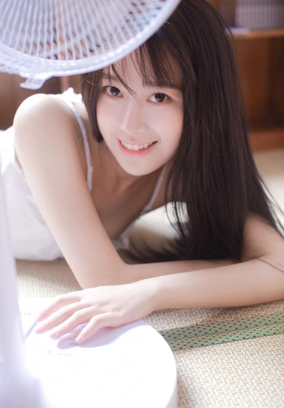 肤白胜雪白色吊带氧气型美女唯美清新家居性感写真