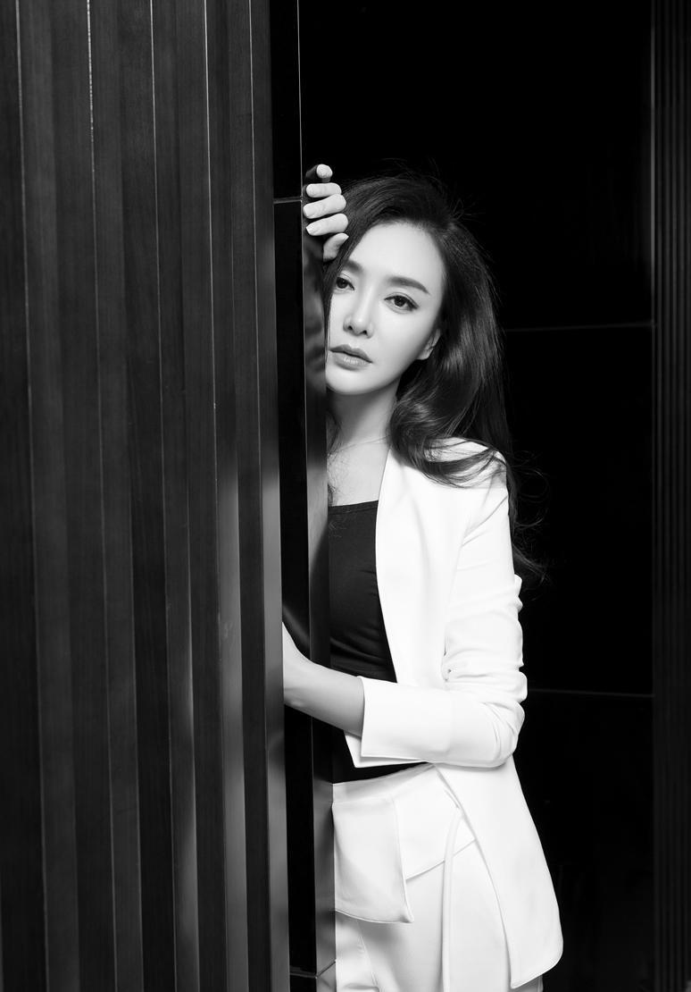 秦岚黑白气质写真大片 秦岚黑白气质写真大片