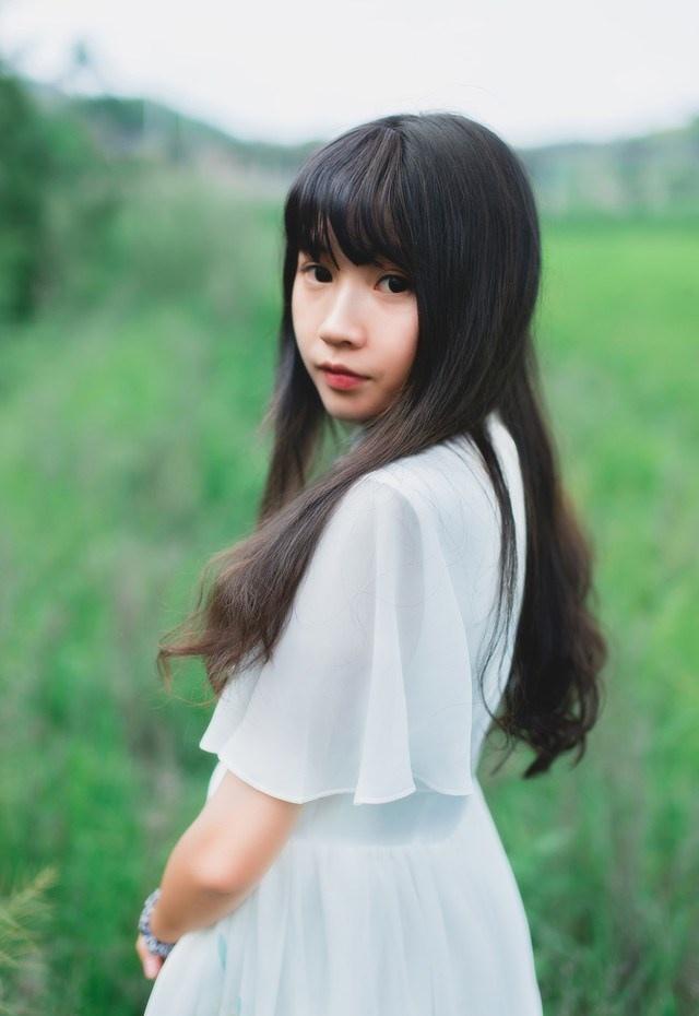 白裙性感萌妹邀你一起去乡下度假