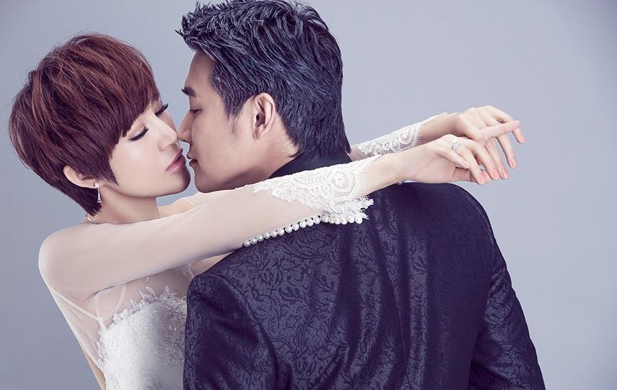 鲍蕾陆毅恩爱重新演绎浪漫温馨婚纱写真
