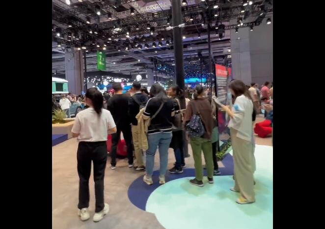 宝马MINI展台改发钥匙扣 多人排队 网友：真健忘