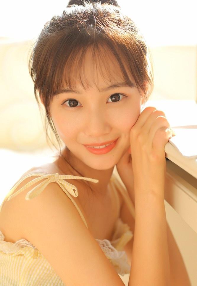 青春美少女蕾丝吊带酥胸诱惑修长美腿气质性感写真