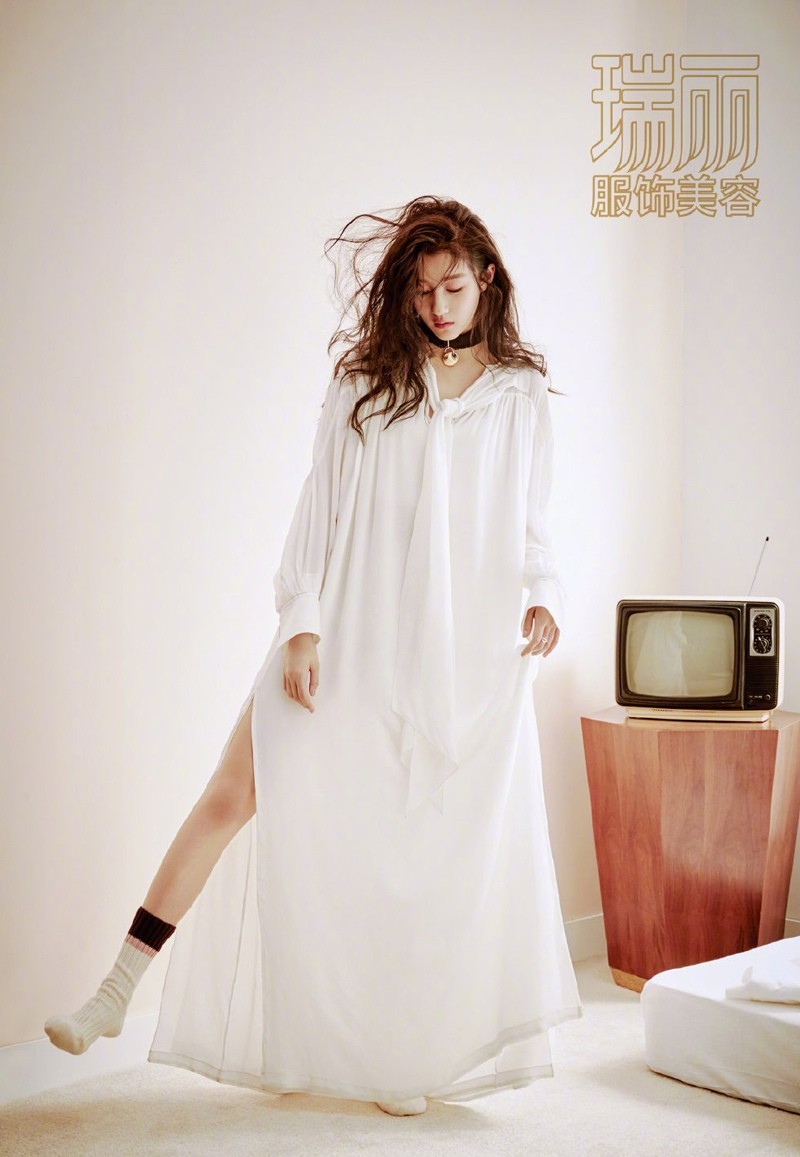 关晓彤时尚慵懒写真图片