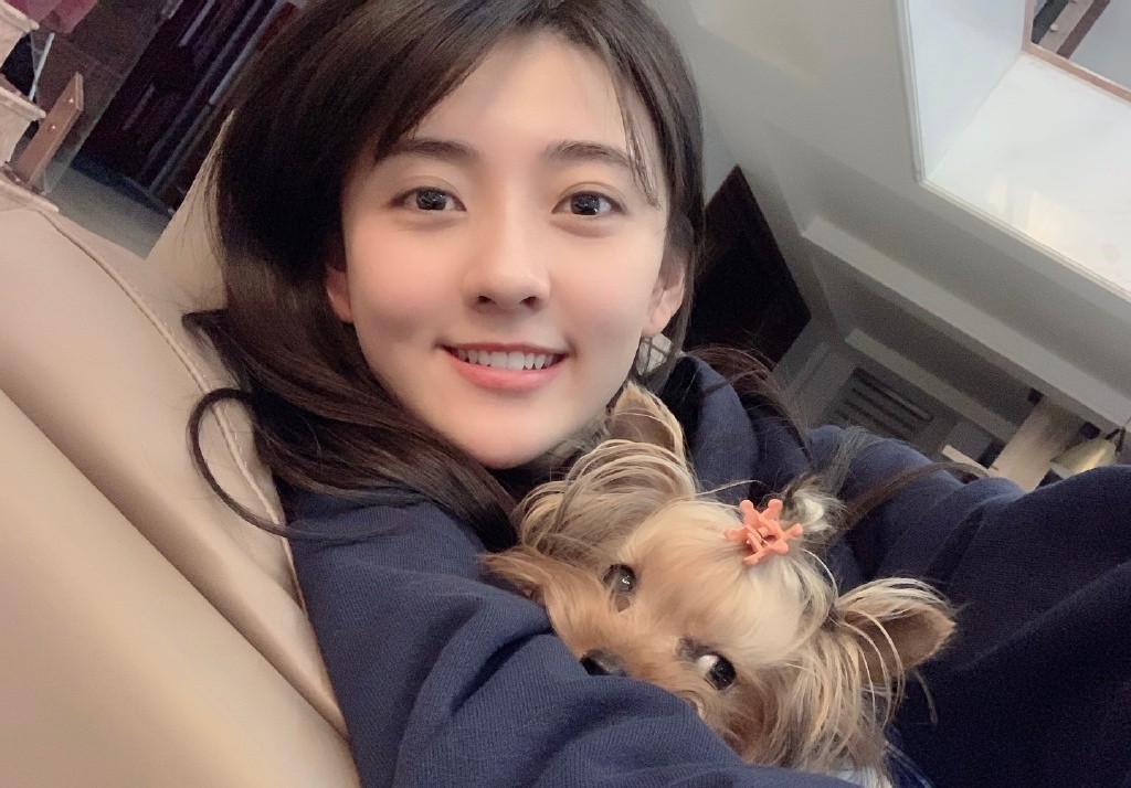 梁洁清新可爱俏皮自拍图片