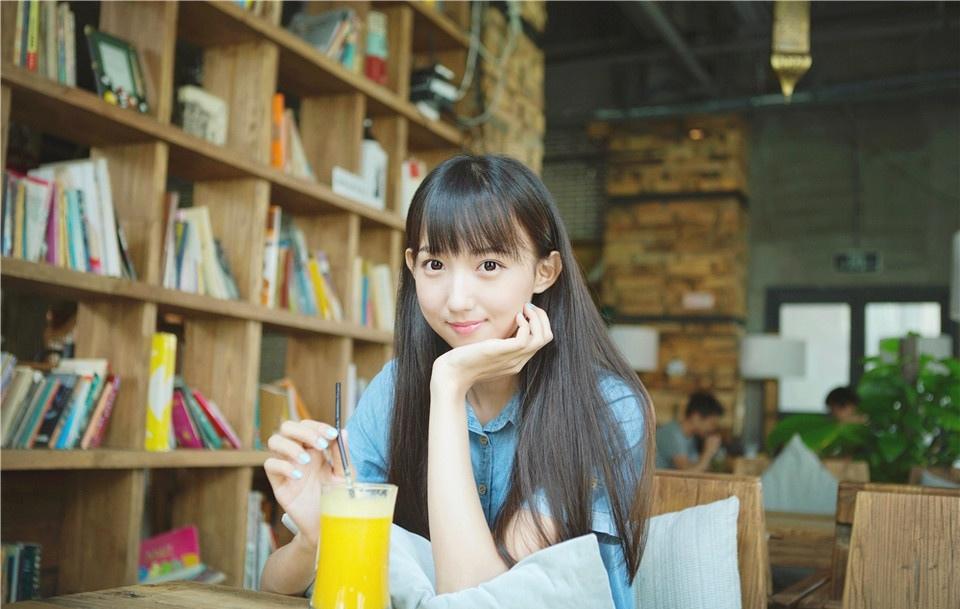 圆脸大眼可爱少女秘密花园唯美写真