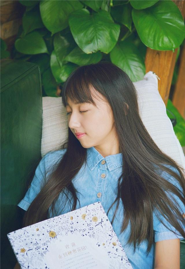 圆脸大眼可爱少女秘密花园唯美写真