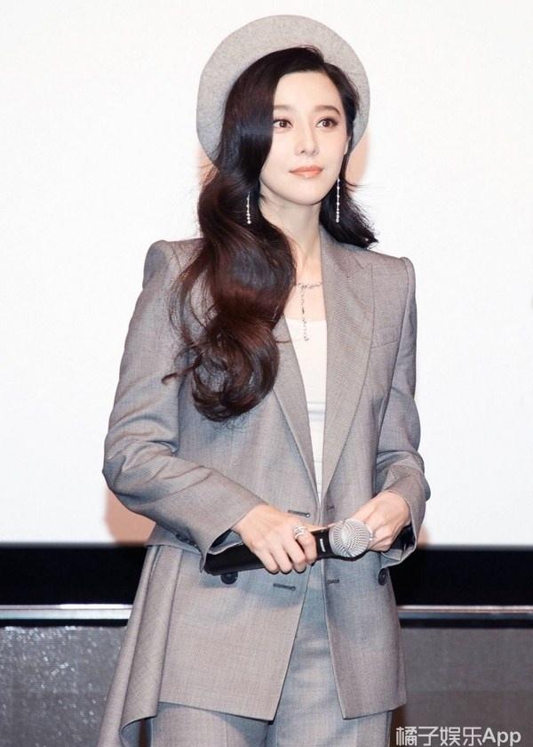 范冰冰头戴贝蕾帽一身帅气灰色西装亮相气场十足