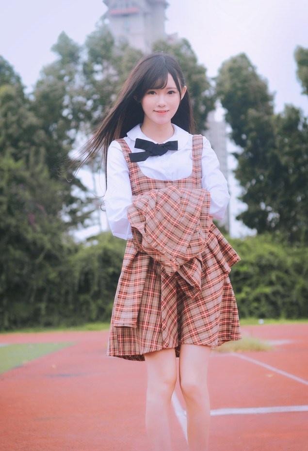 塑胶跑道上的性感学生妹楚楚动人