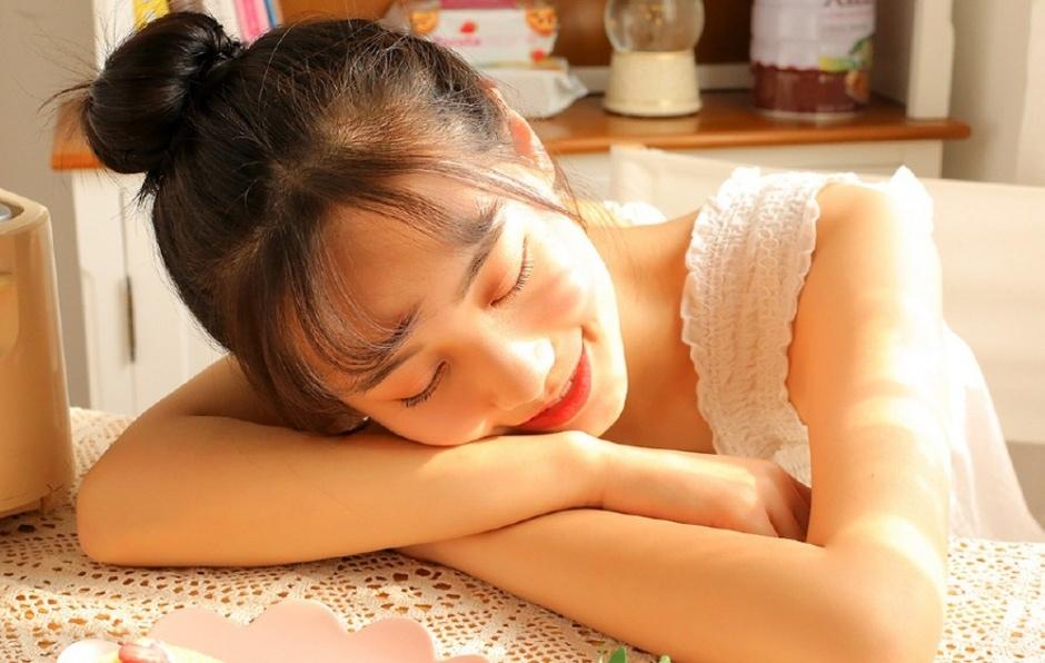 青春美少女蕾丝吊带酥胸诱惑修长美腿气质性感写真