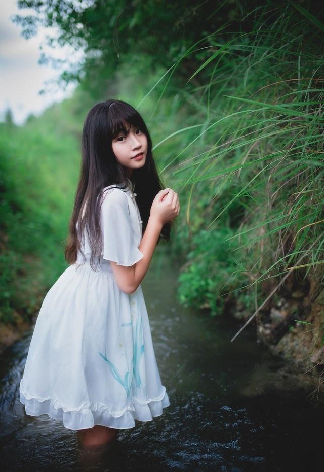 白裙性感萌妹邀你一起去乡下度假