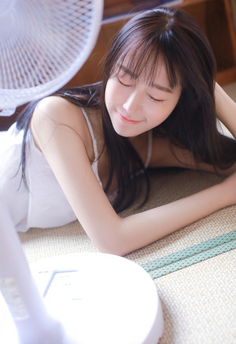 肤白胜雪白色吊带氧气型美女唯美清新家居性感写真