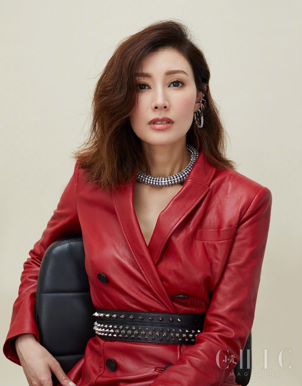 李嘉欣红色紧身皮大衣性感优雅成熟时尚写真