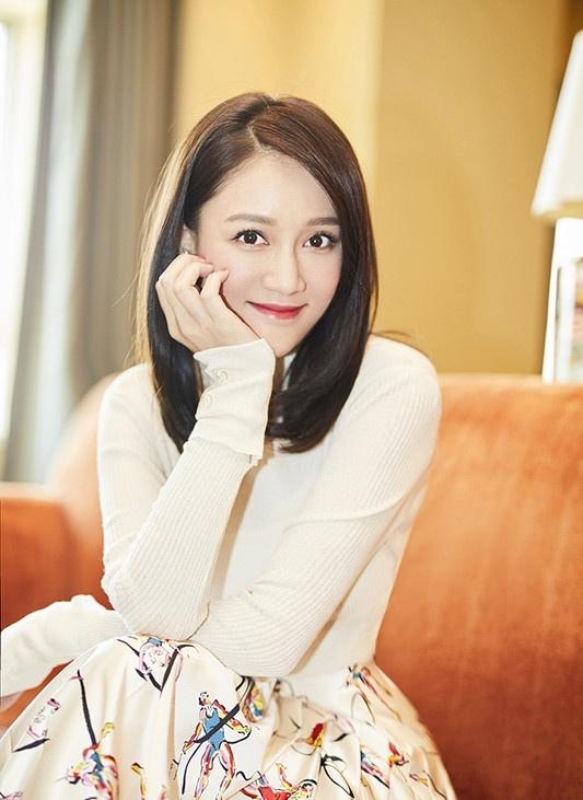 陈乔恩轻熟风亮相笑容迷人 展现优雅时尚魅力写真 陈乔恩轻熟风亮相笑容迷人 展现优雅时尚魅力写真