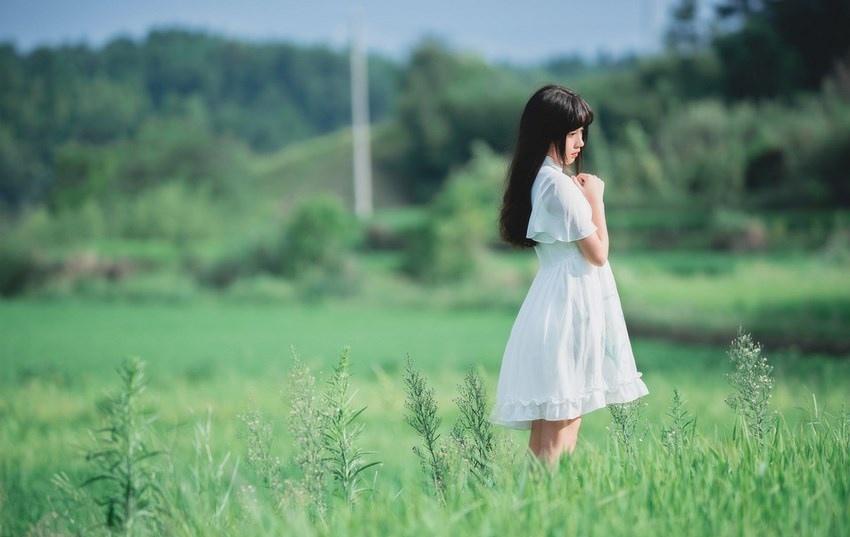 白裙性感萌妹邀你一起去乡下度假
