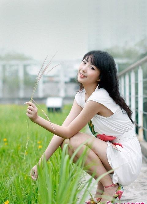 90后美女街边咖啡厅外时尚写真