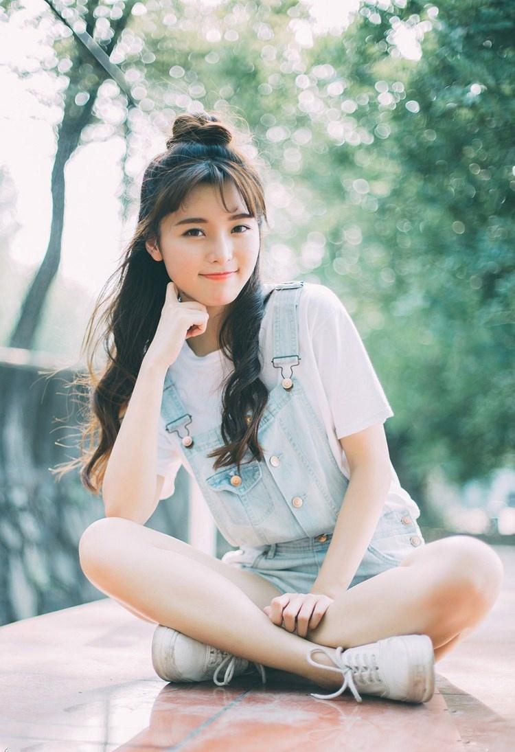 简约T恤衫俏皮女孩校外游玩