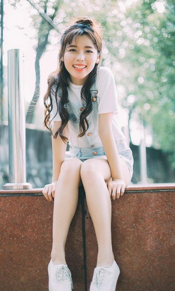 简约T恤衫俏皮女孩校外游玩