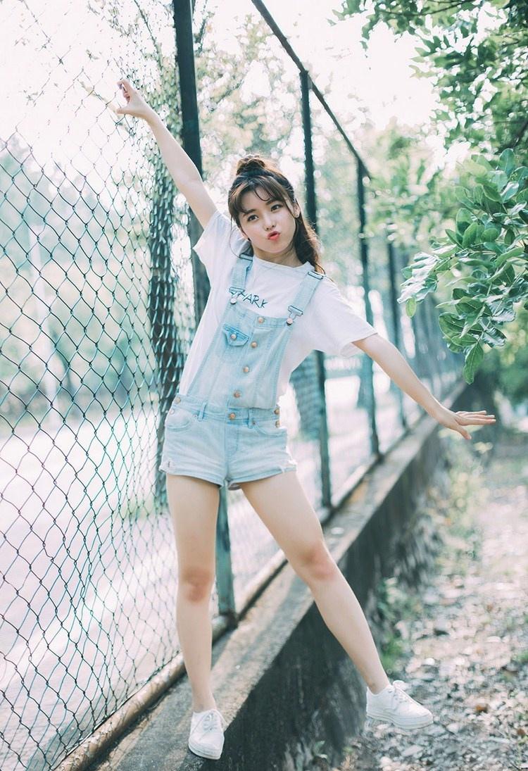 简约T恤衫俏皮女孩校外游玩