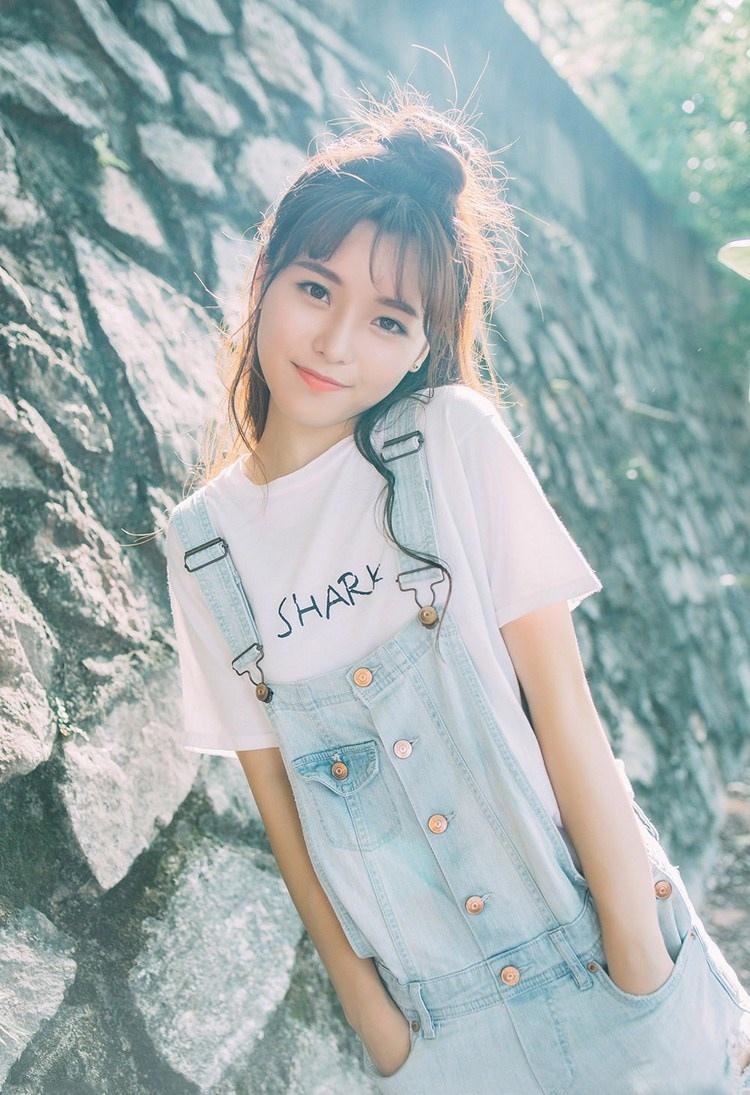 简约T恤衫俏皮女孩校外游玩