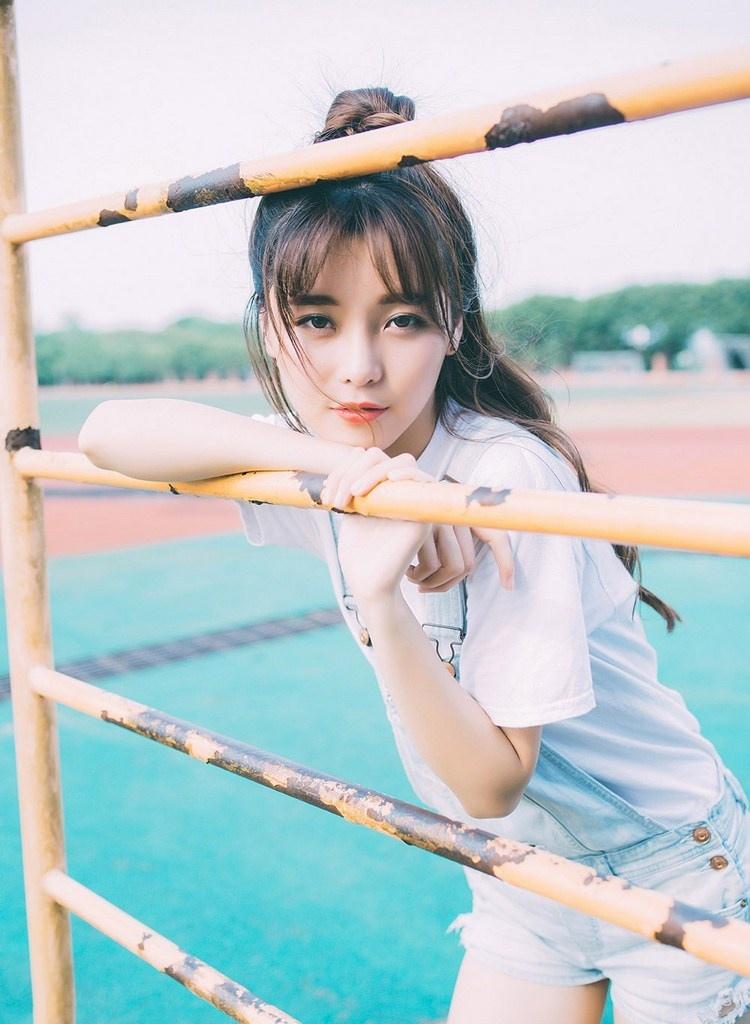 简约T恤衫俏皮女孩校外游玩