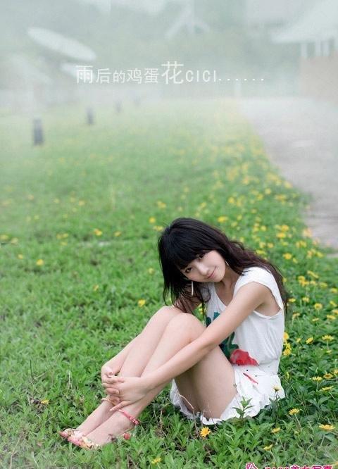 90后美女街边咖啡厅外时尚写真