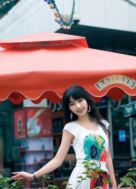 90后美女街边咖啡厅外时尚写真