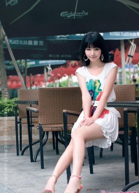 90后美女街边咖啡厅外时尚写真