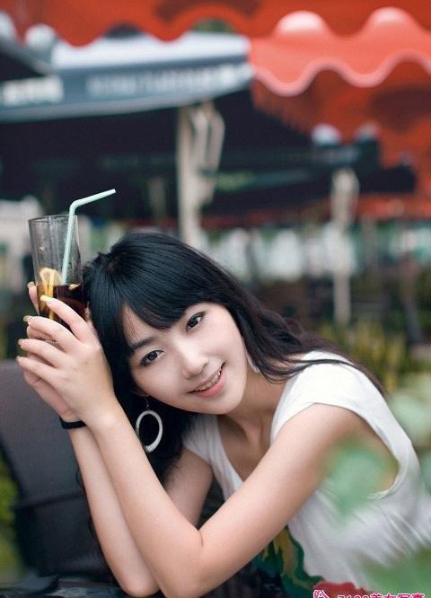 90后美女街边咖啡厅外时尚写真