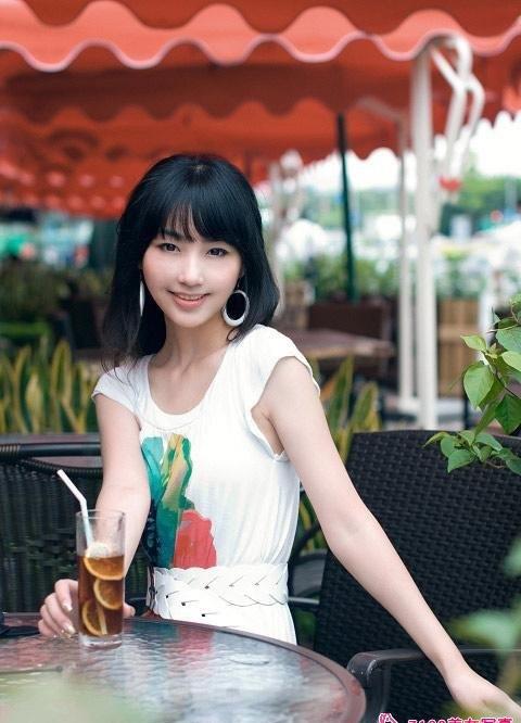 90后美女街边咖啡厅外时尚写真