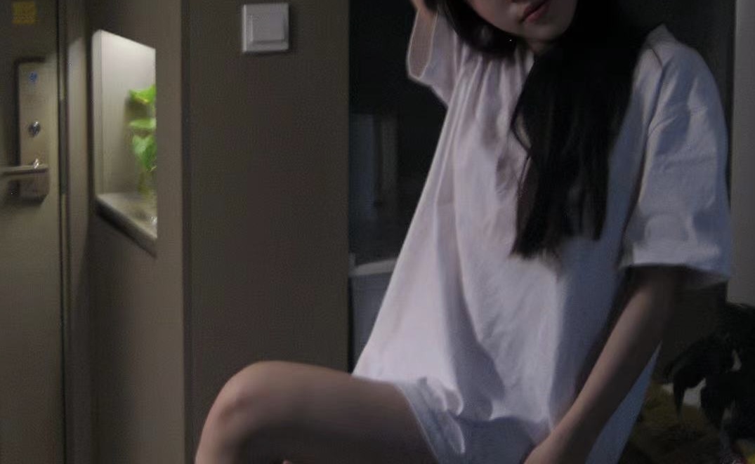 趁女友洗澡，翻看手机