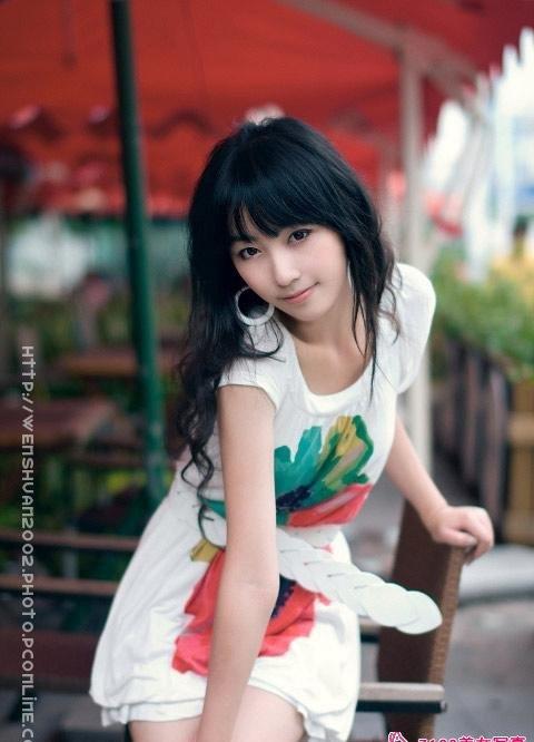 90后美女街边咖啡厅外时尚写真