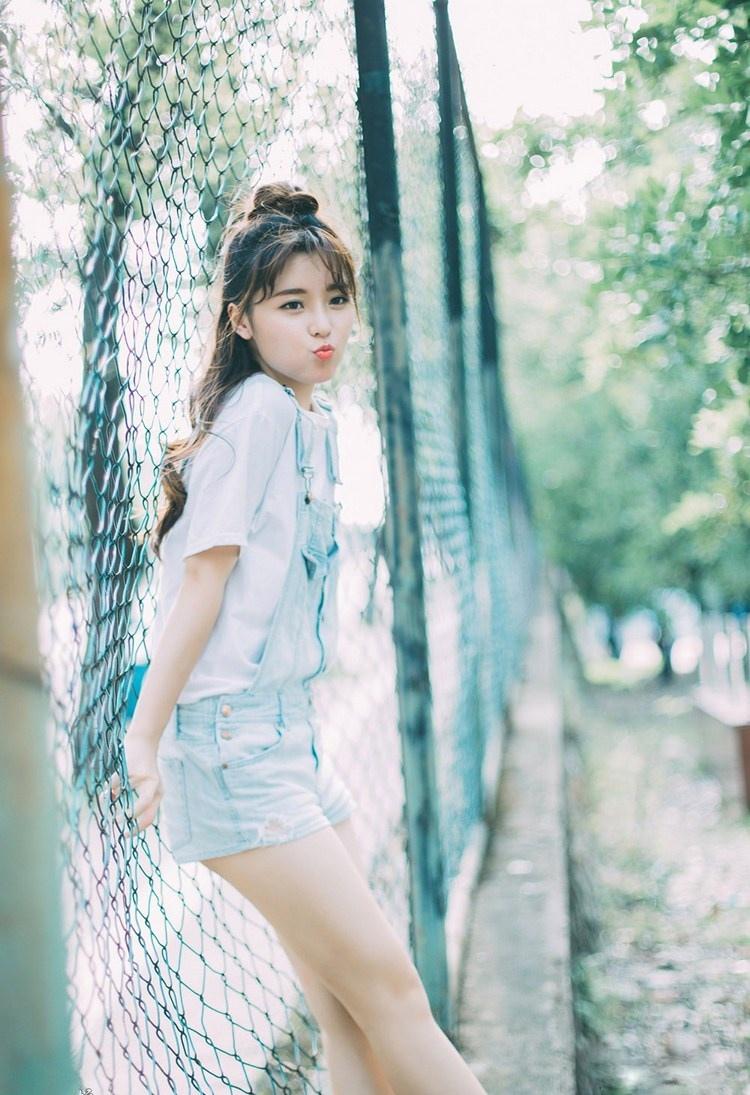 简约T恤衫俏皮女孩校外游玩