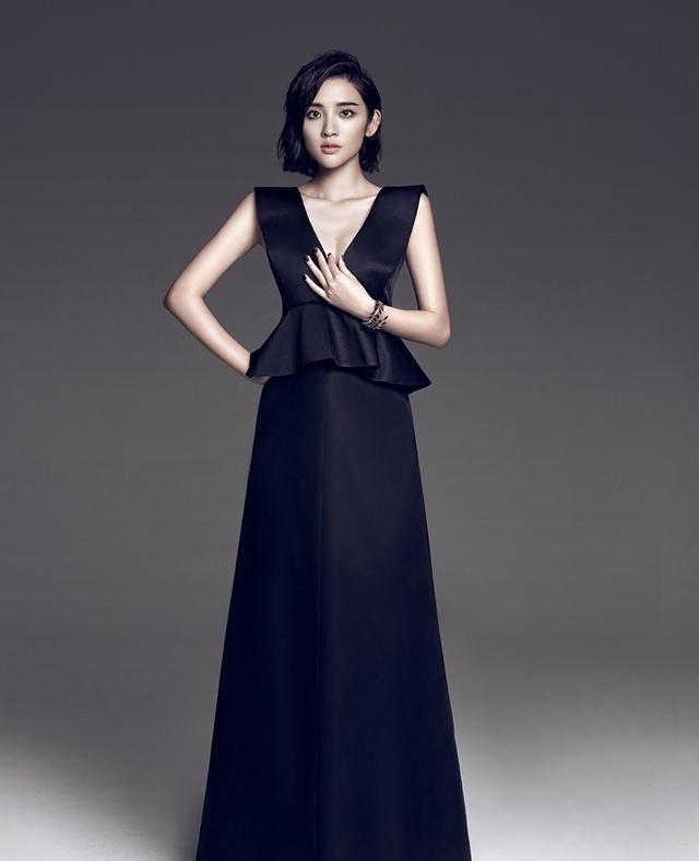 唐艺昕优雅妩媚深V长裙时尚写真