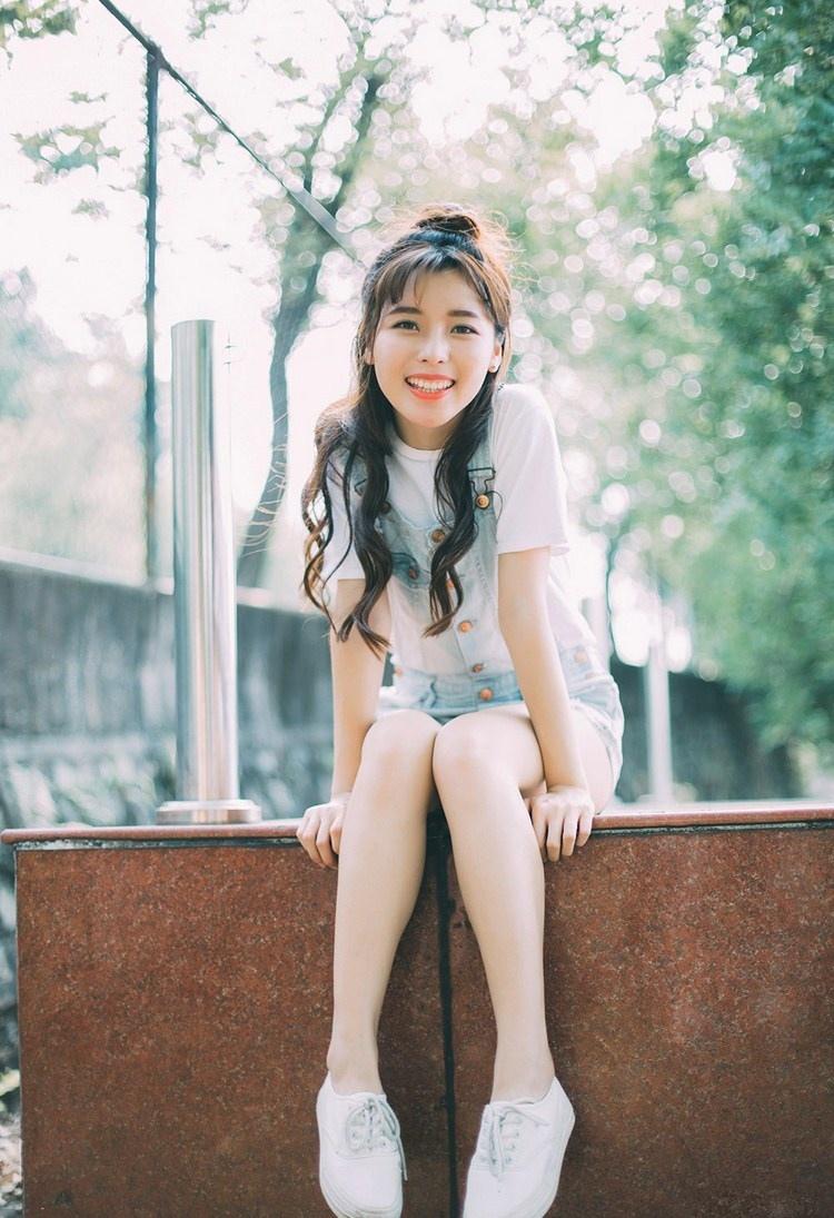 简约T恤衫俏皮女孩校外游玩
